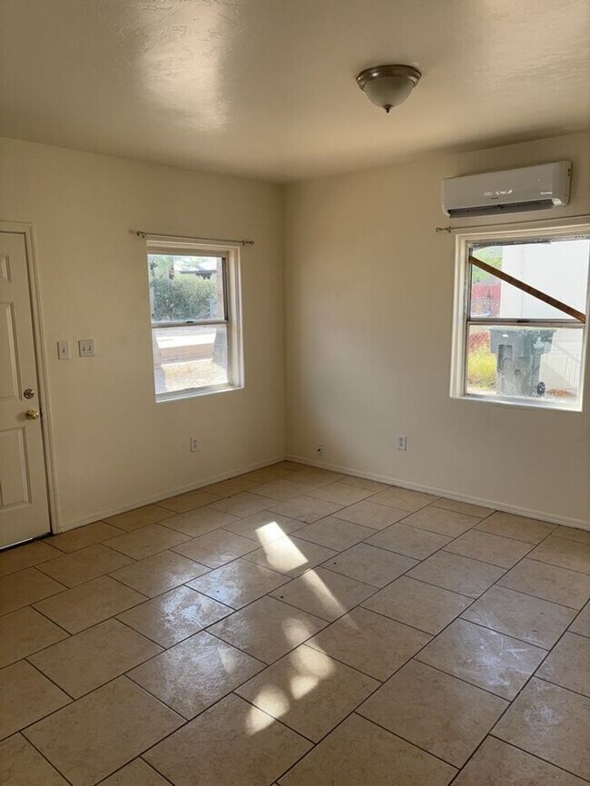 Foto del edificio - Bright, easy living at this charming 1 bed...