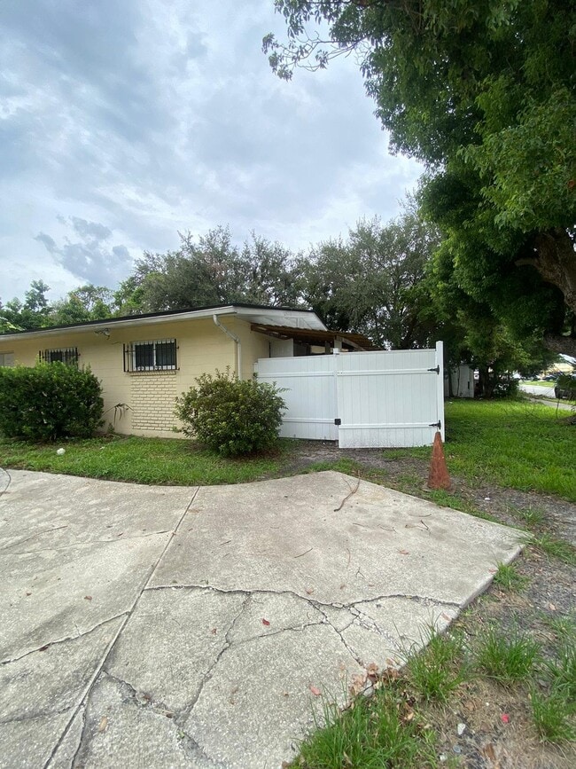 Building Photo - 830 Royal Oak Dr