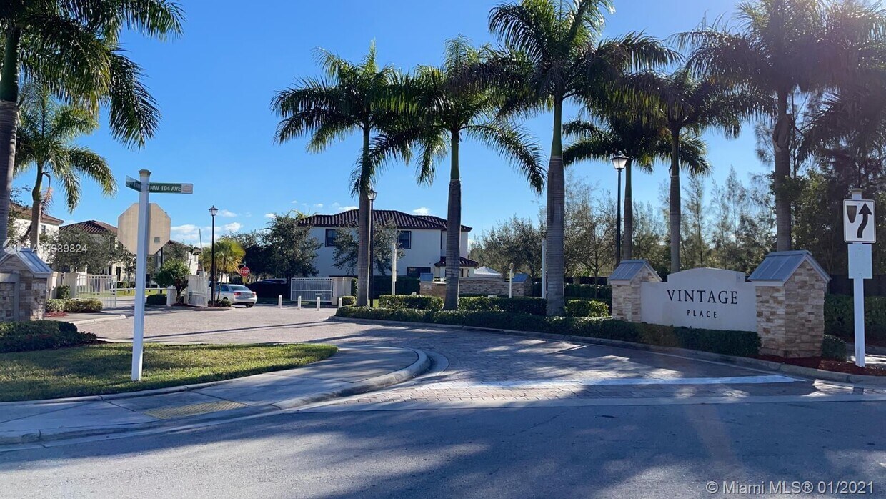 Foto principal - 7026 NW 103rd Pl