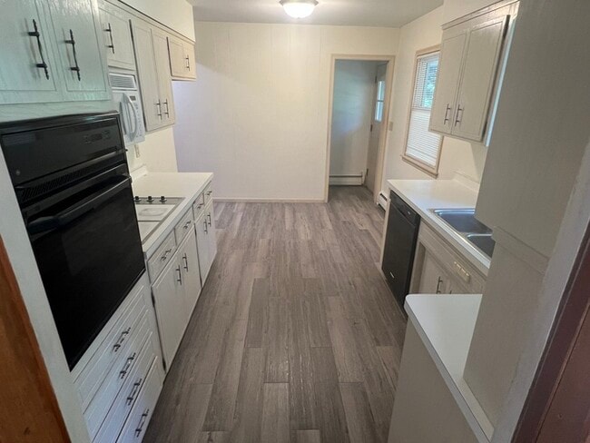 Building Photo - 1643 Stanbridge Ave