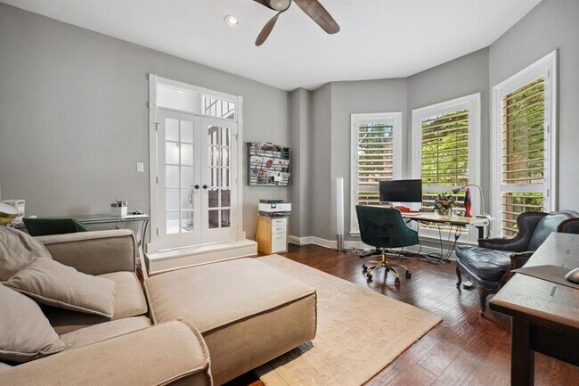 Foto del edificio - 4619 Breezy Point Dr