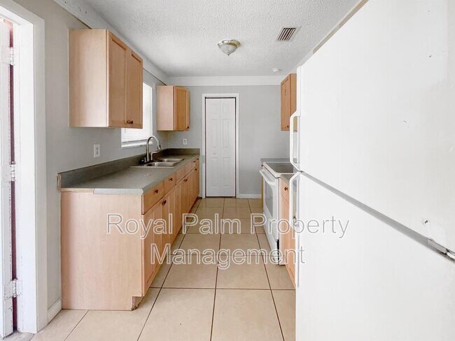 Foto del edificio - 21061 Midway Blvd