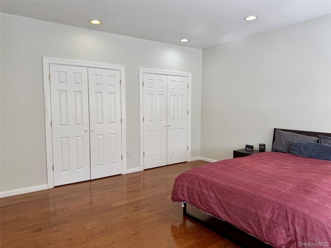 Building Photo - 38 Manorhaven Blvd