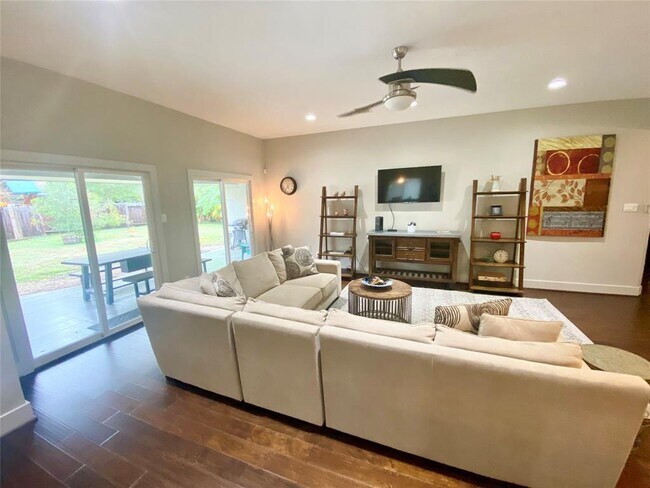 Foto del edificio - 5250 Birdwood Rd