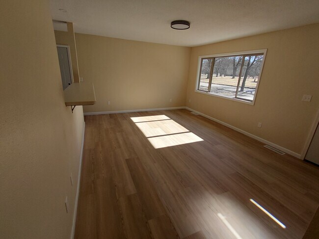 Todas las nuevas baldosas de vinilo de lujo en todas partes - 813 Eastmoor Dr