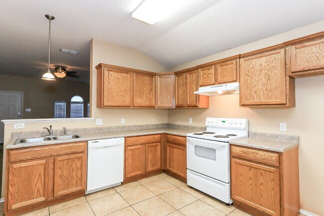 Foto del edificio - 6 month or 12 month leases available Charm...