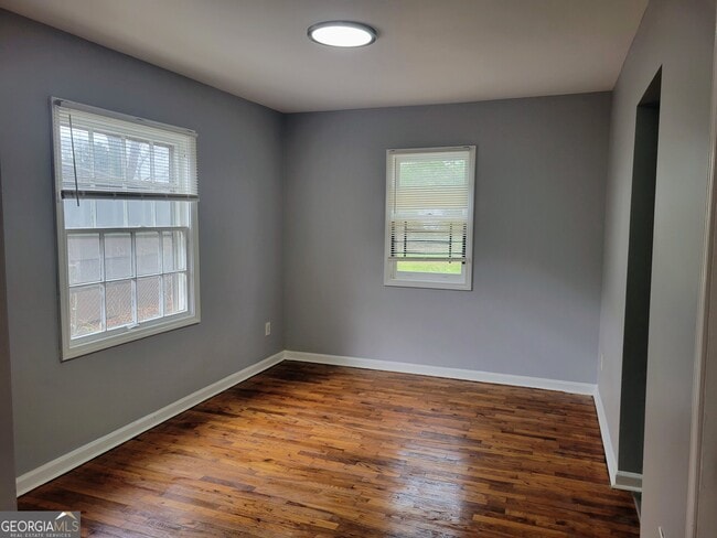 Foto del edificio - 1361 McClelland Ave