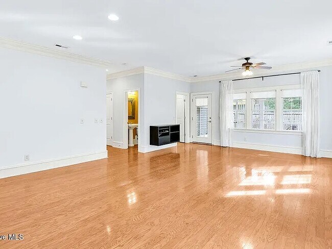 Foto del edificio - 3347 Jasper Pl