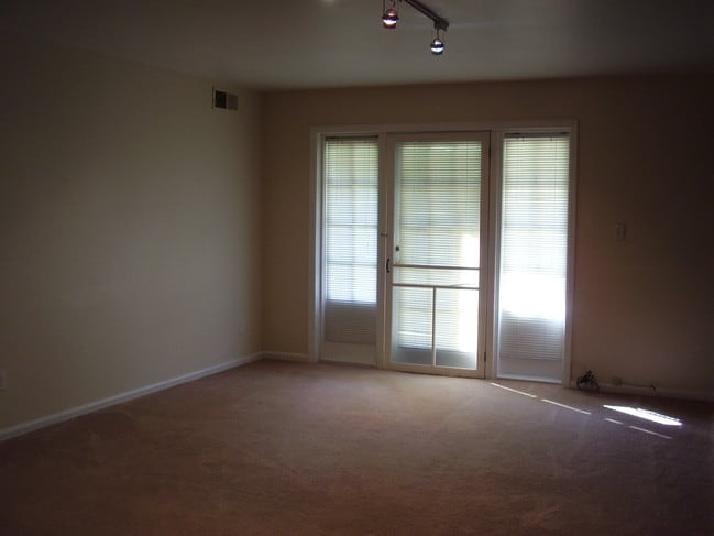 Building Photo - 1120 Chatham Park Dr
