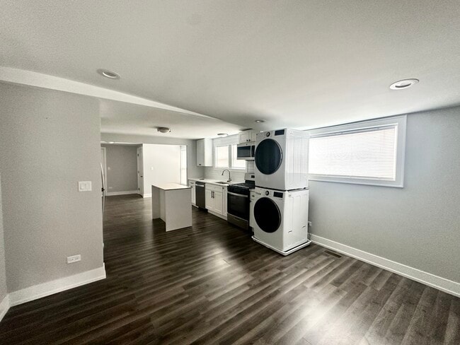 Foto del edificio - 4909 W Wellington Ave