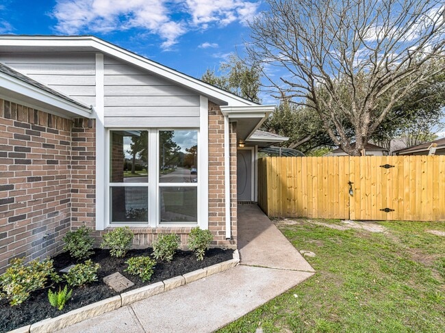 Building Photo - 9254 Autumnsong Dr