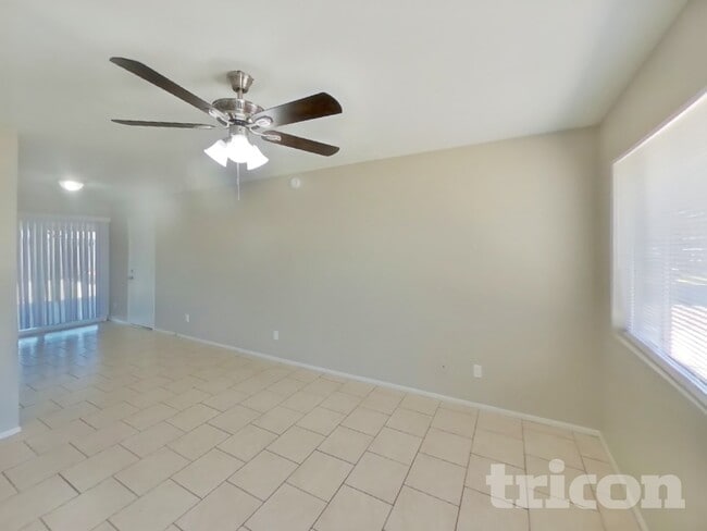 Foto del edificio - 10921 W Turney Ave