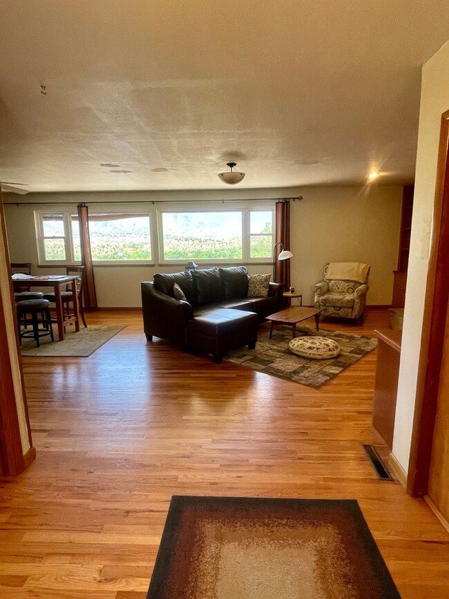 Foto del edificio - Furnished 3 bedroom/2bath close to Garden of the Gods