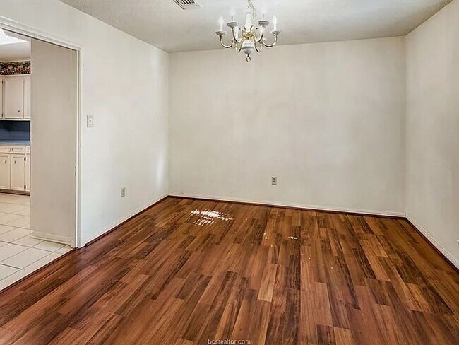 Foto del edificio - Bryan - 5 bedrooms / 3 bath / Carport / Fe...