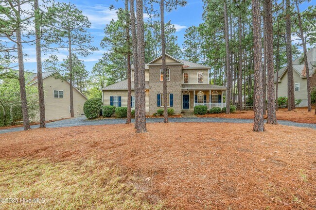 Building Photo - 5 Catalpa Ln N