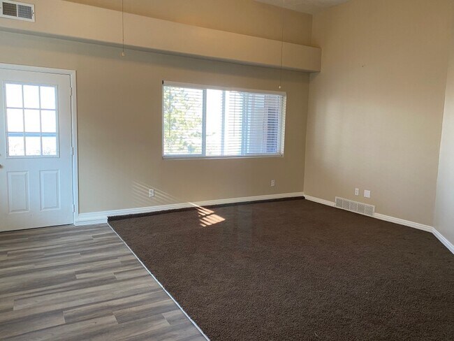Building Photo - 113 N Valley View Dr