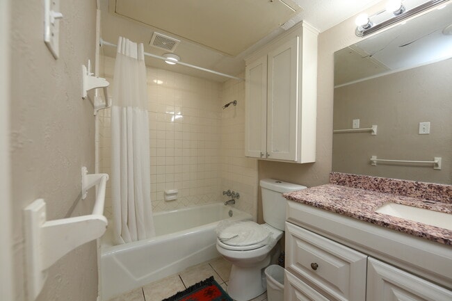Building Photo - 7727 Meadow Park Dr