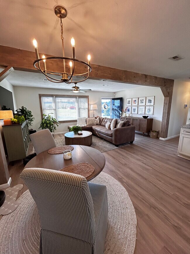 Foto del edificio - 4214 Englewood Blvd