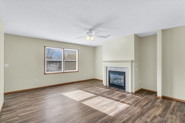 Building Photo - Spacious 3-Bed, 3.5-Bath Townhome with Attached Garage Overlooking Clearwater Park