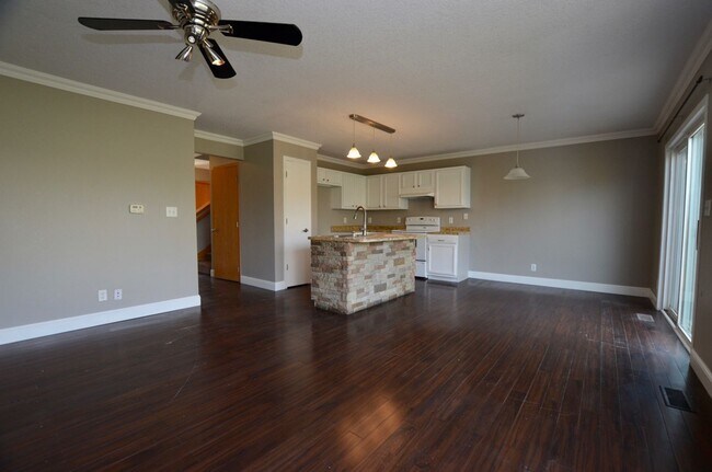 Building Photo - Desirable Brook Run Village Home!