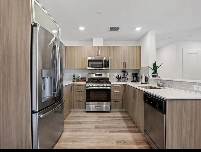 Foto del edificio - 4725 Radford Ave