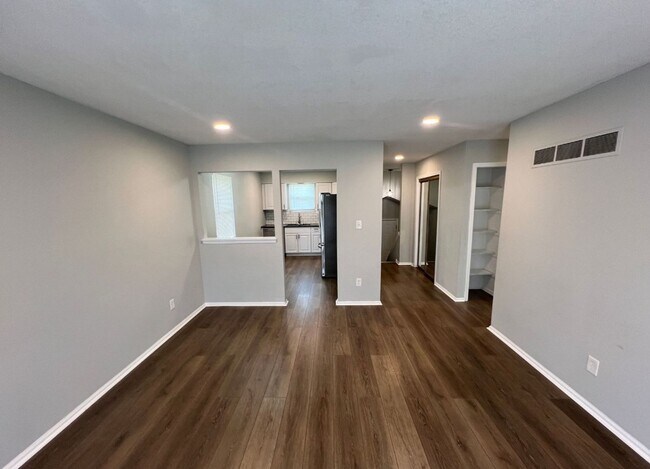 Foto del edificio - Coming Soon: Updated 3 Bedroom Duplex with...