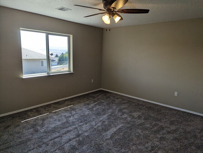 Building Photo - Wonderful 3 bedroom 2 bath Orchards condo