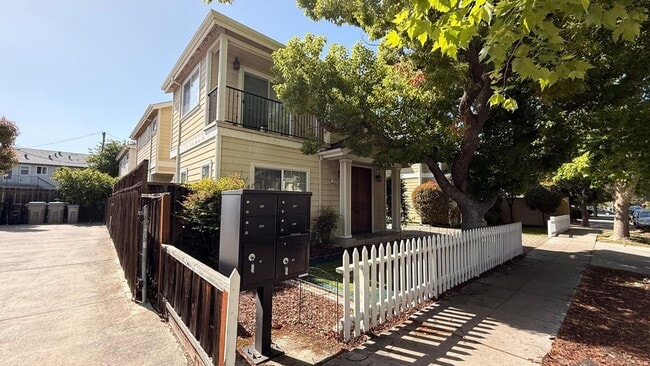 Foto del edificio - Spacious & Modern 4 Bedroom Home in Prime San Jose Location!