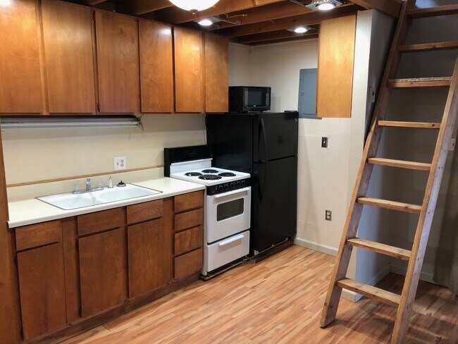 Building Photo - 841 Whispering Pines Dr
