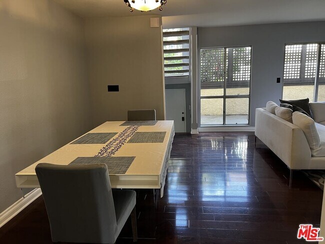 Foto del edificio - 5311 Coldwater Canyon Ave