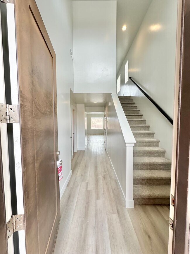 Foto del edificio - SMALL DOG FRIENDLY!!  Beautiful 4 Bedroom ...