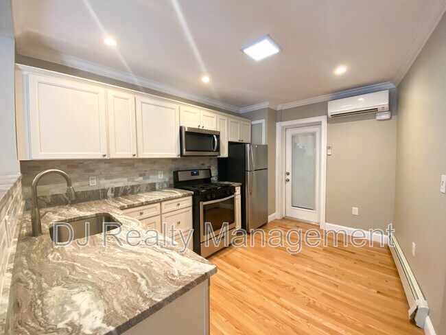 Foto del edificio - 466 Commercial St