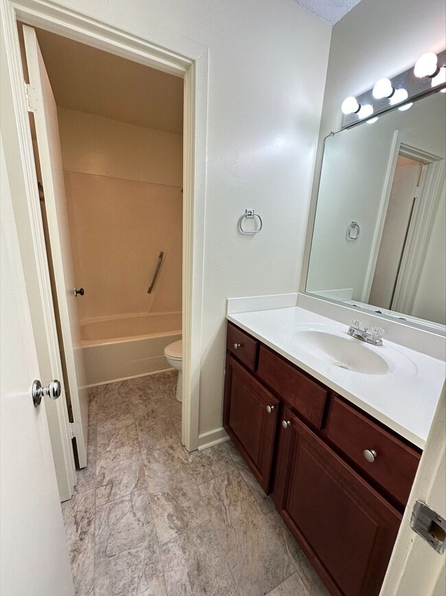 Building Photo - 2 Bed 1 Bath Condo