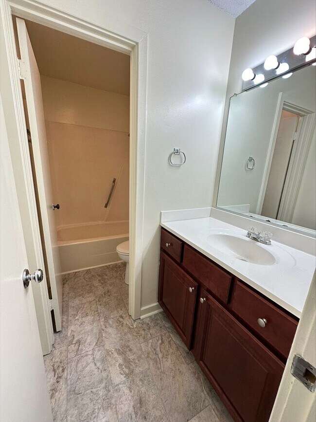 Foto del edificio - 2 Bed 1 Bath Condo