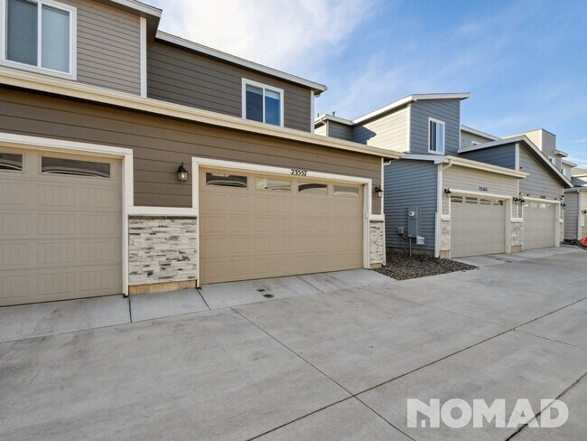 Building Photo - 3 Bedroom Townhome in Aurora