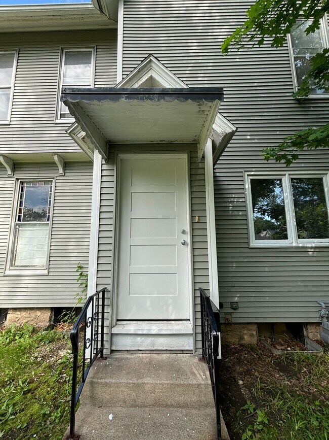 Building Photo - 3 bedroom, 1 bath apartment in Cedar Falls