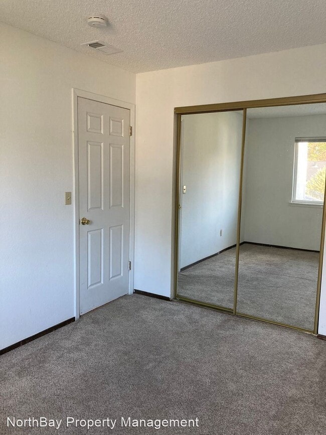 Building Photo - 3 br, 2.5 bath House - 830 Falcon Way