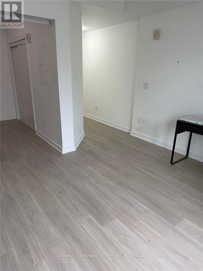 Photo du bâtiment - 2490 Old Bronte Rd