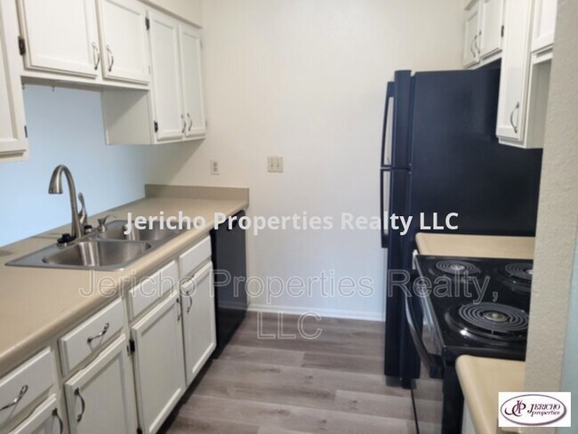 Building Photo - 519 Wright St