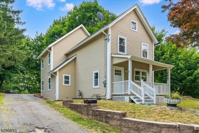 Primary Photo - 132 Sparta Ave