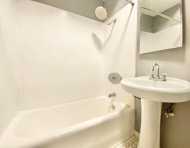 Building Photo - 854 S Oxford Ave