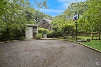 Building Photo - 37 Glenview Dr