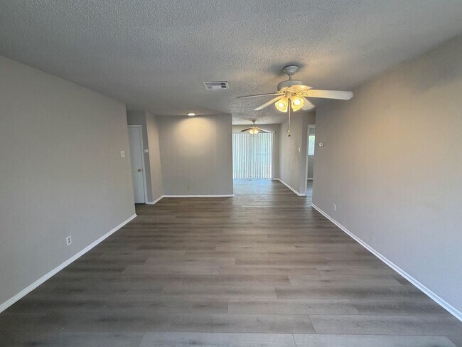 Foto del edificio - AVAILABLE NOW! Well-maintained single-story home featuring 3 bedrooms, 2 full bathrooms, and 1,03...