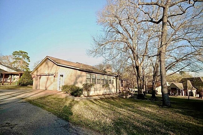 Building Photo - 16 Golf Vw Mnr