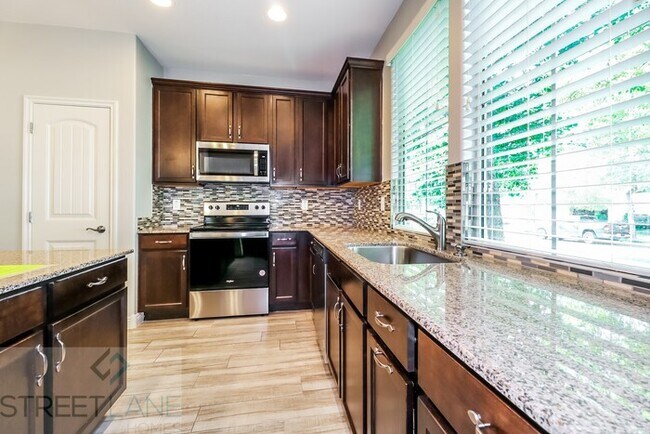 Foto del edificio - REDUCED! - Now offering first full month F...