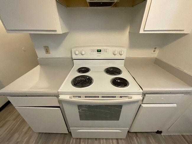 Building Photo - 3 bed, 2 bath, 1 car garage Duplex