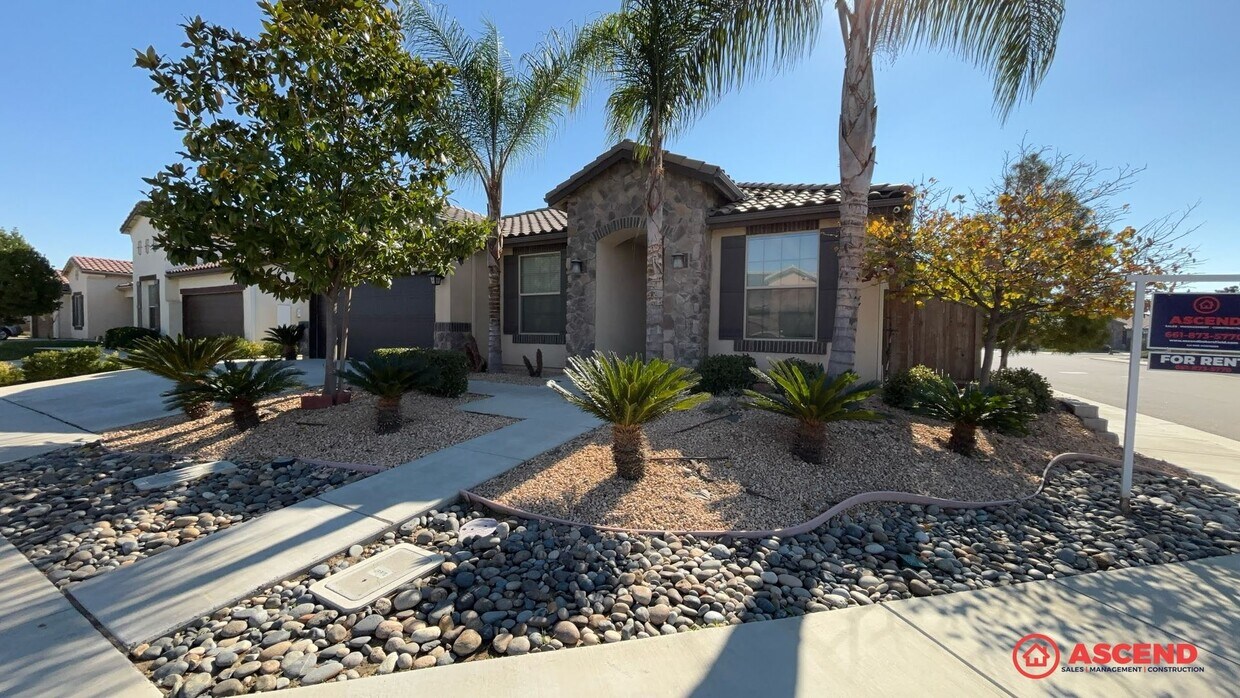 Foto principal - 4-Bedroom Home in Gossamer Grove!