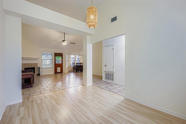 Building Photo - 903 Jasmine Trail