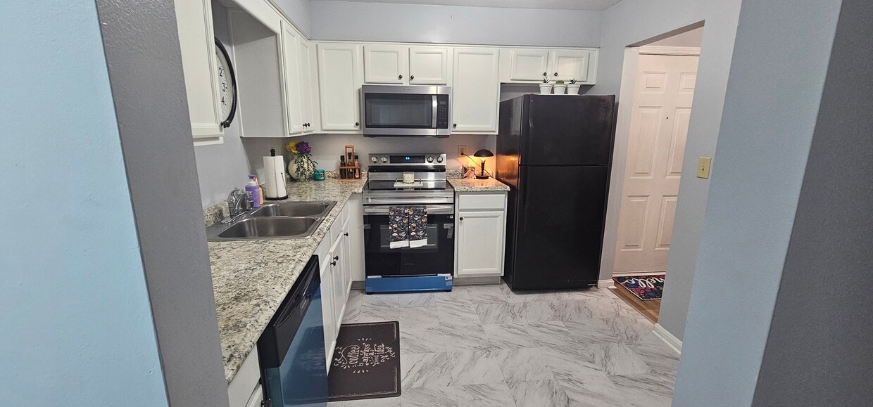 Beautiful kitchen with new stainless steel stove, new stainless steel dishwasher and microwave. Ne - 408 La Fontenay Ct