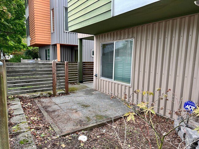 Building Photo - Enjoy pets and parking at this ideal townhouse